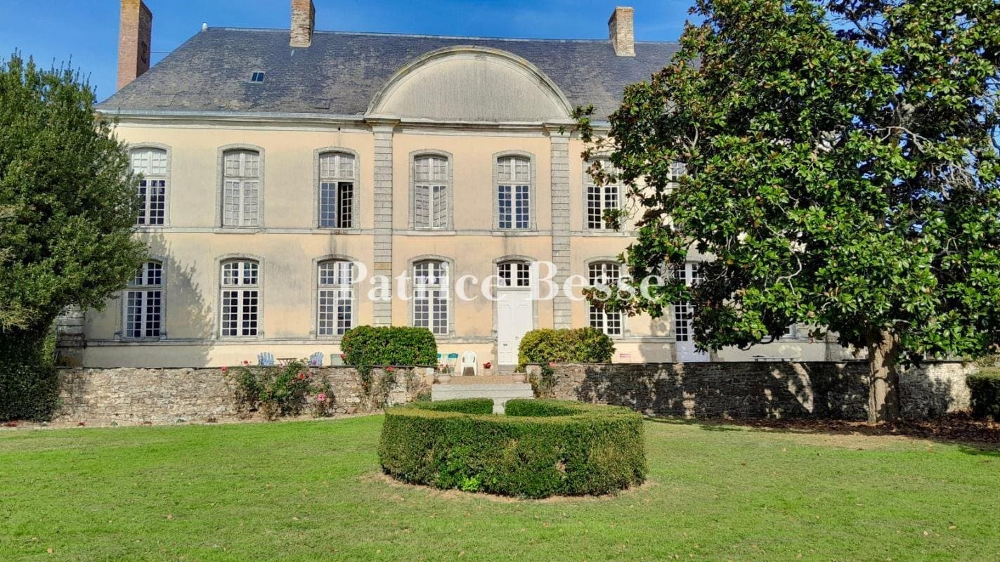 A Chateau From The 17th And 18th Centuries, Listed As A Regional Historical Monument, On — Medieval Castle for sale in Pays de la Loire, France