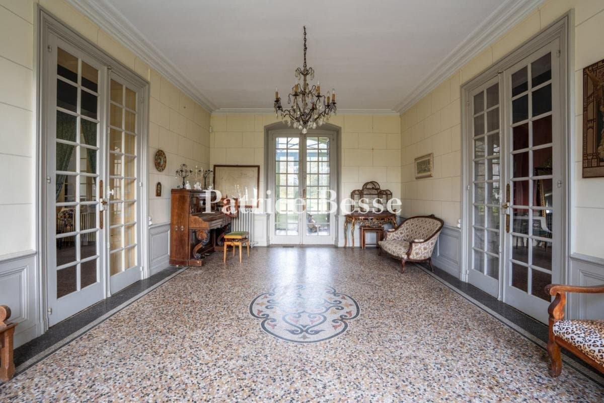 A Chateau From The 18th And 20th Centuries With Outbuildings, Horse Riding Facilities And 25 2