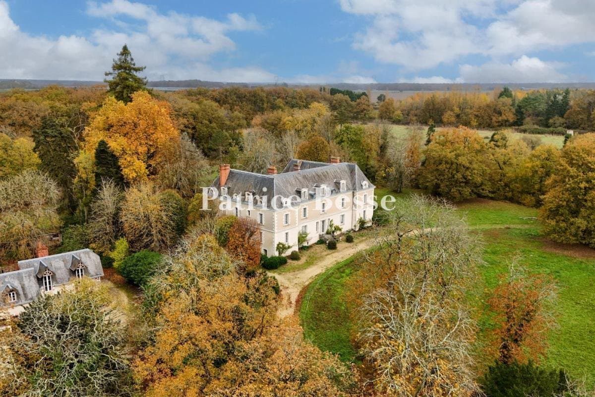 A Chateau From The 18th And 20th Centuries With Outbuildings, Horse Riding Facilities And 25