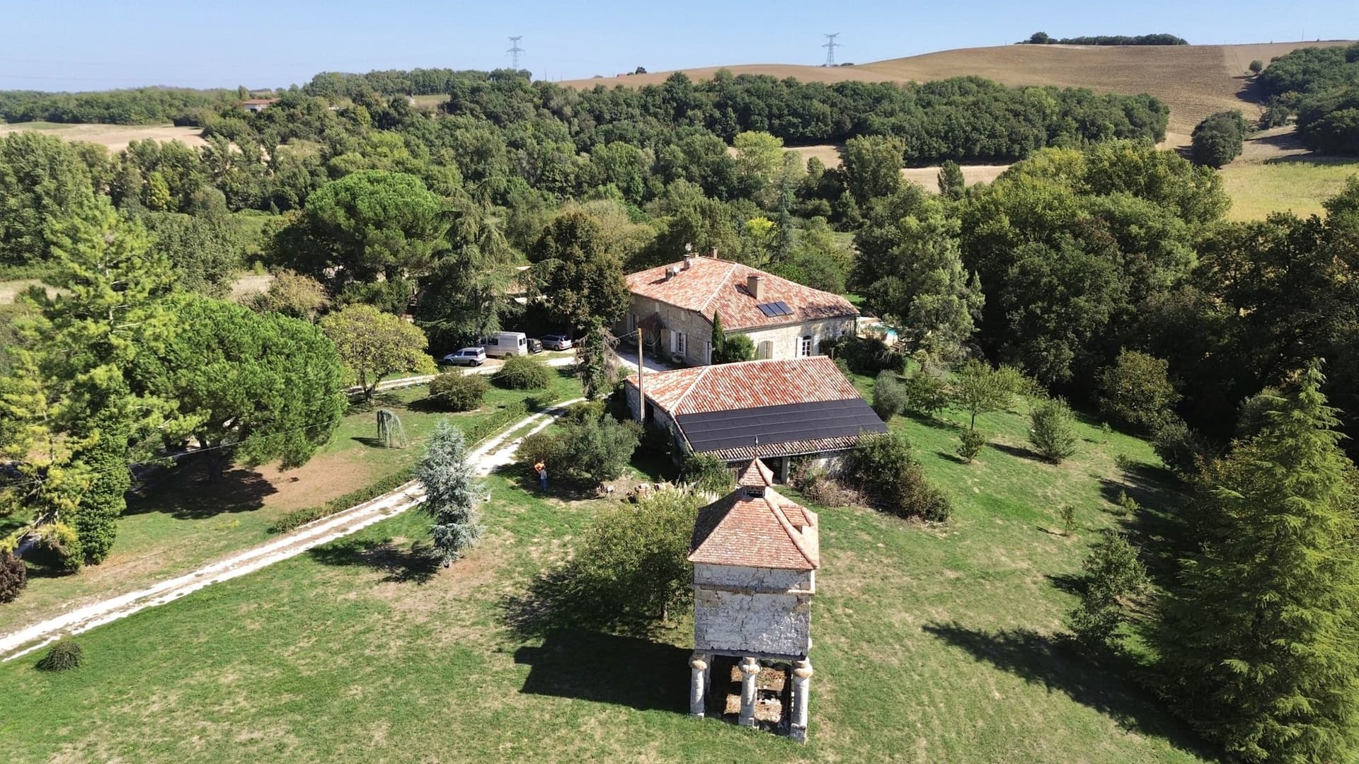 Agen Charming Estate With Manor House, Caretaker's House, Barn For Events, River, Lake 19 Hectares — Medieval Castle for sale in Nouvelle-Aquitaine, France