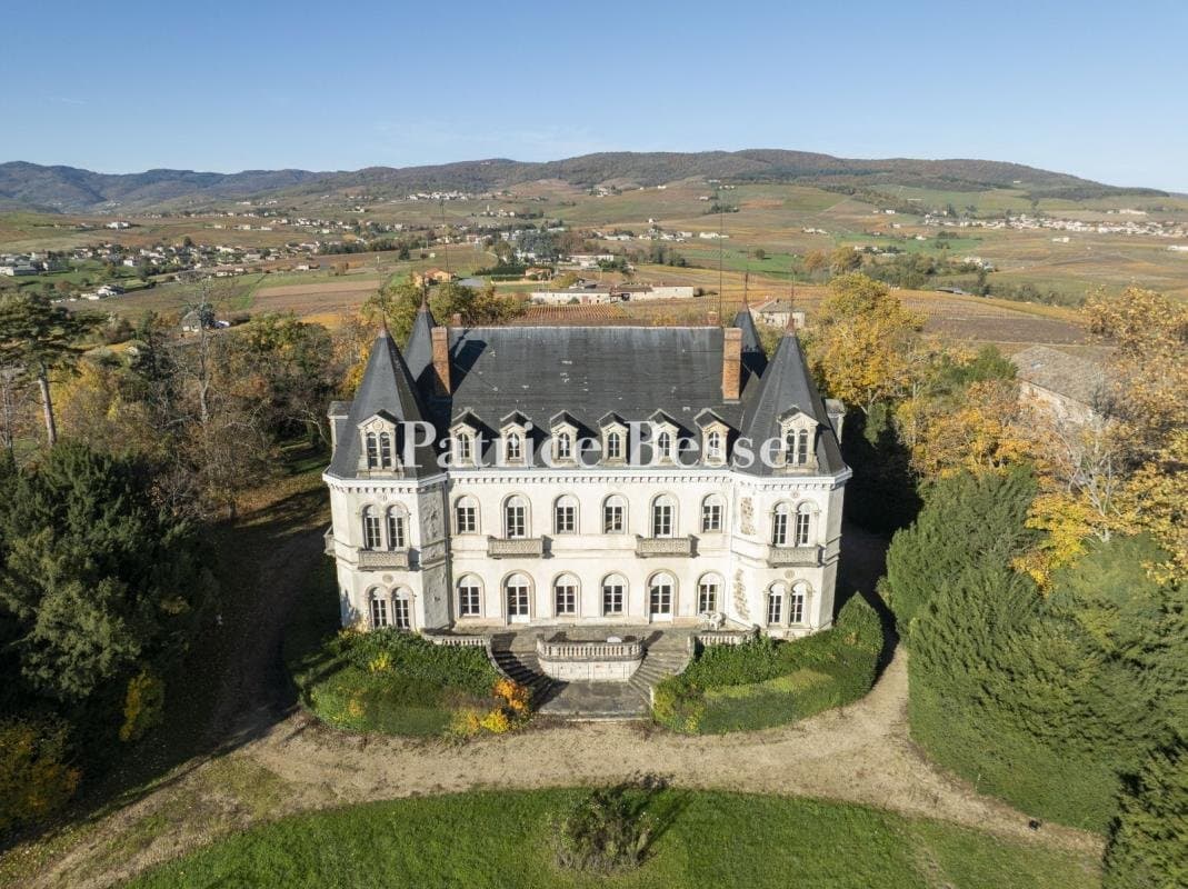 An 1850s Mansion, With A Wine Store And Estate Keeper’s House, In 2 Hectares Of Landscaped