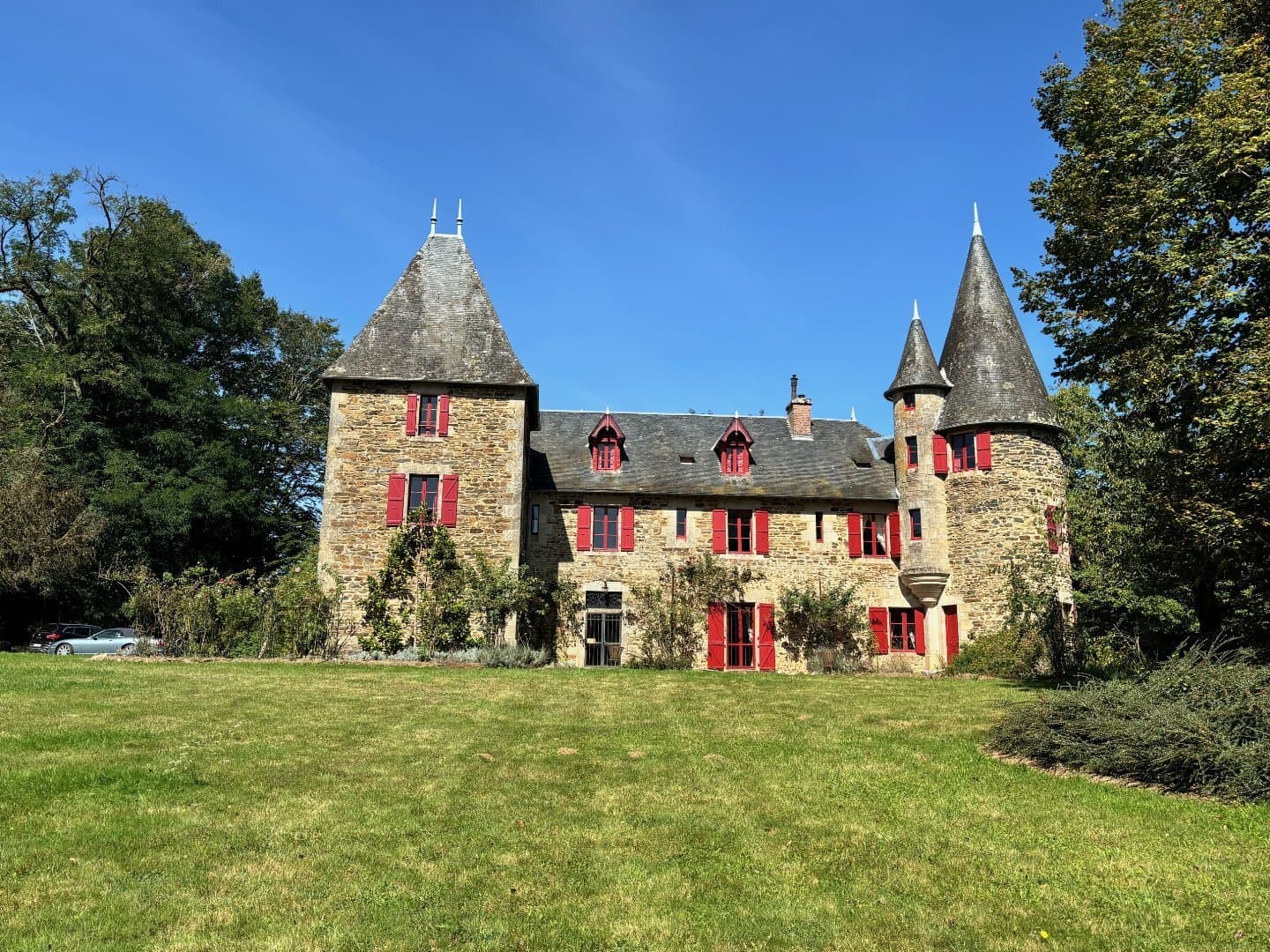 Beautifull Castle Hidden In The Countryside, 12 Bedrooms Plus 3 Independent Gites, Lake, Orchard On — Château for sale in Nouvelle-Aquitaine, France