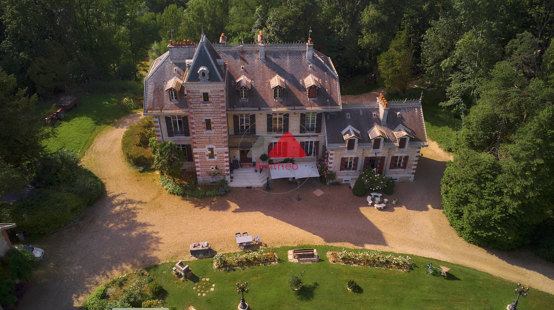 Château Beauvoisin — Medieval Castle for sale in Burgundy (Bourgogne-Franche-Comté), France