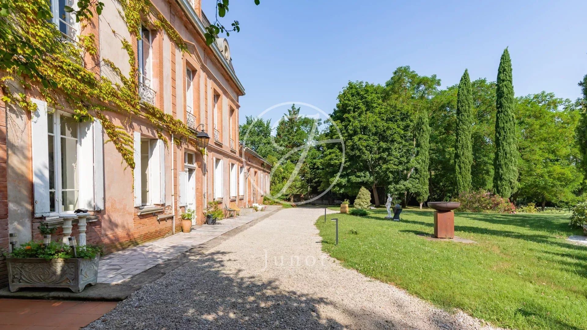 Château Toulouse 684.0 Sqm 12 Bedrooms 3