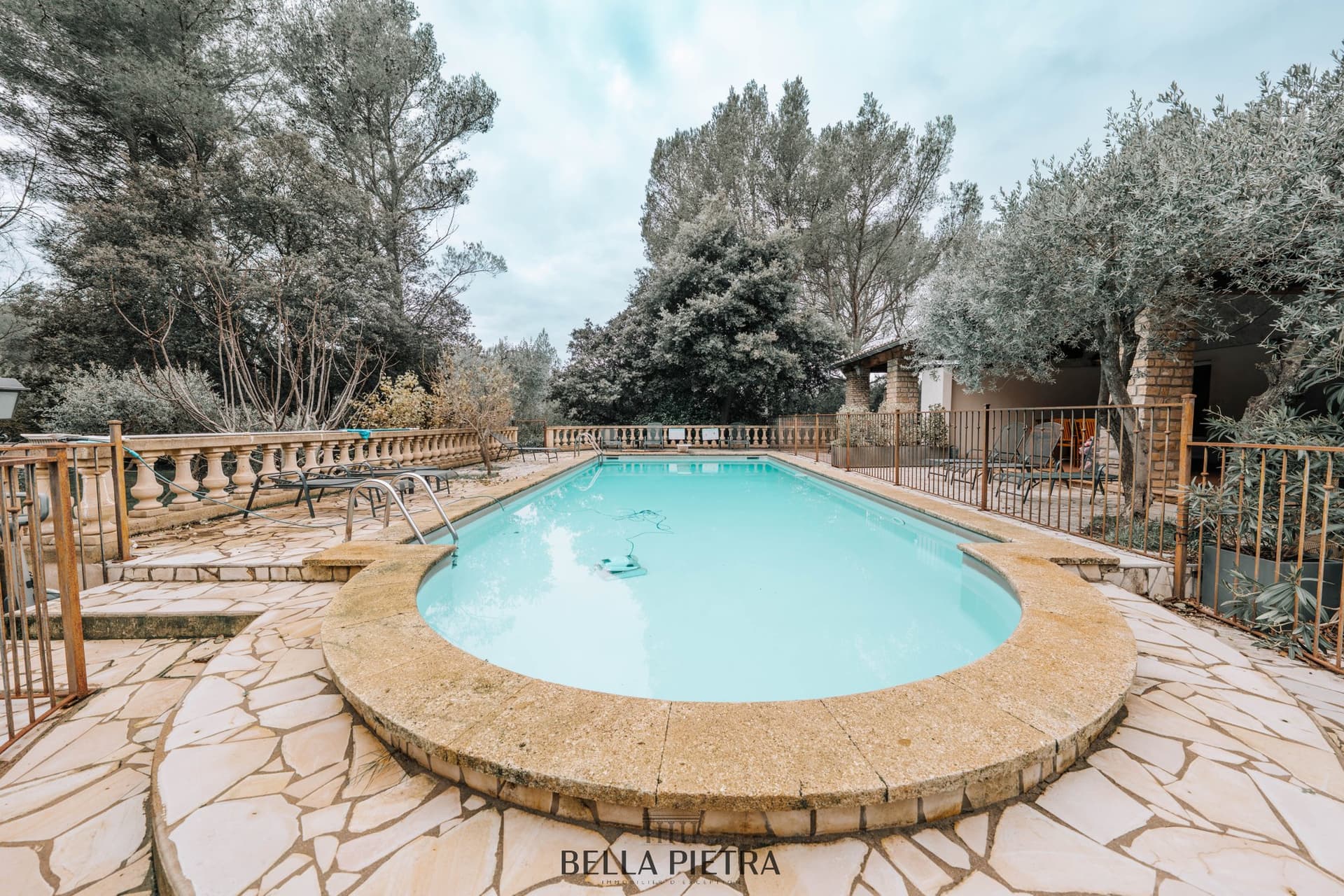 Domaine De 351m² Habitables Sur Un Parc De 1,5ha — Medieval Castle for sale in Provence-Alpes-Côte d'Azur, France