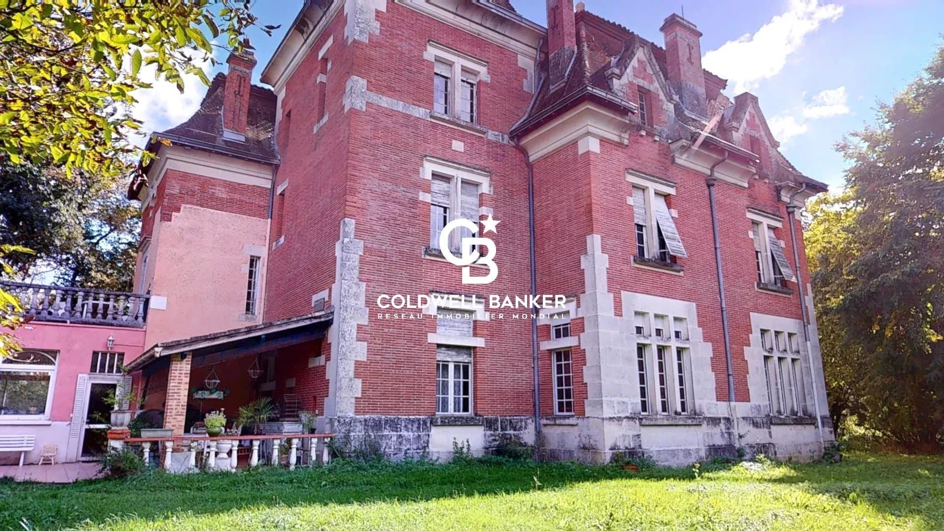 Early 20th Century Character Château In The Heart Of The Quercy Blanc 2