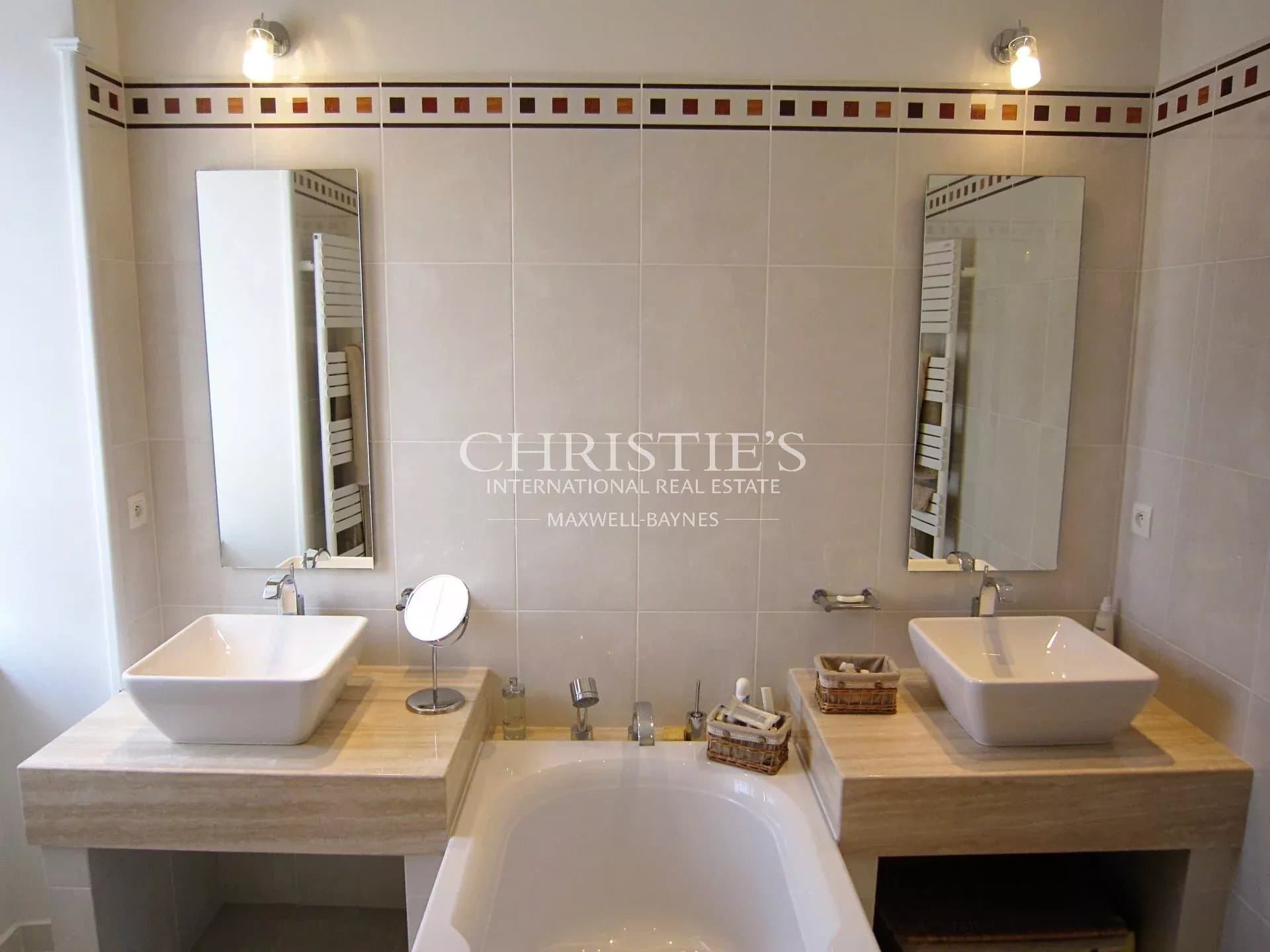 Elegant 19th Century Château Near Saint émilion – Authenticity, Refinement And Exceptional Potential 4