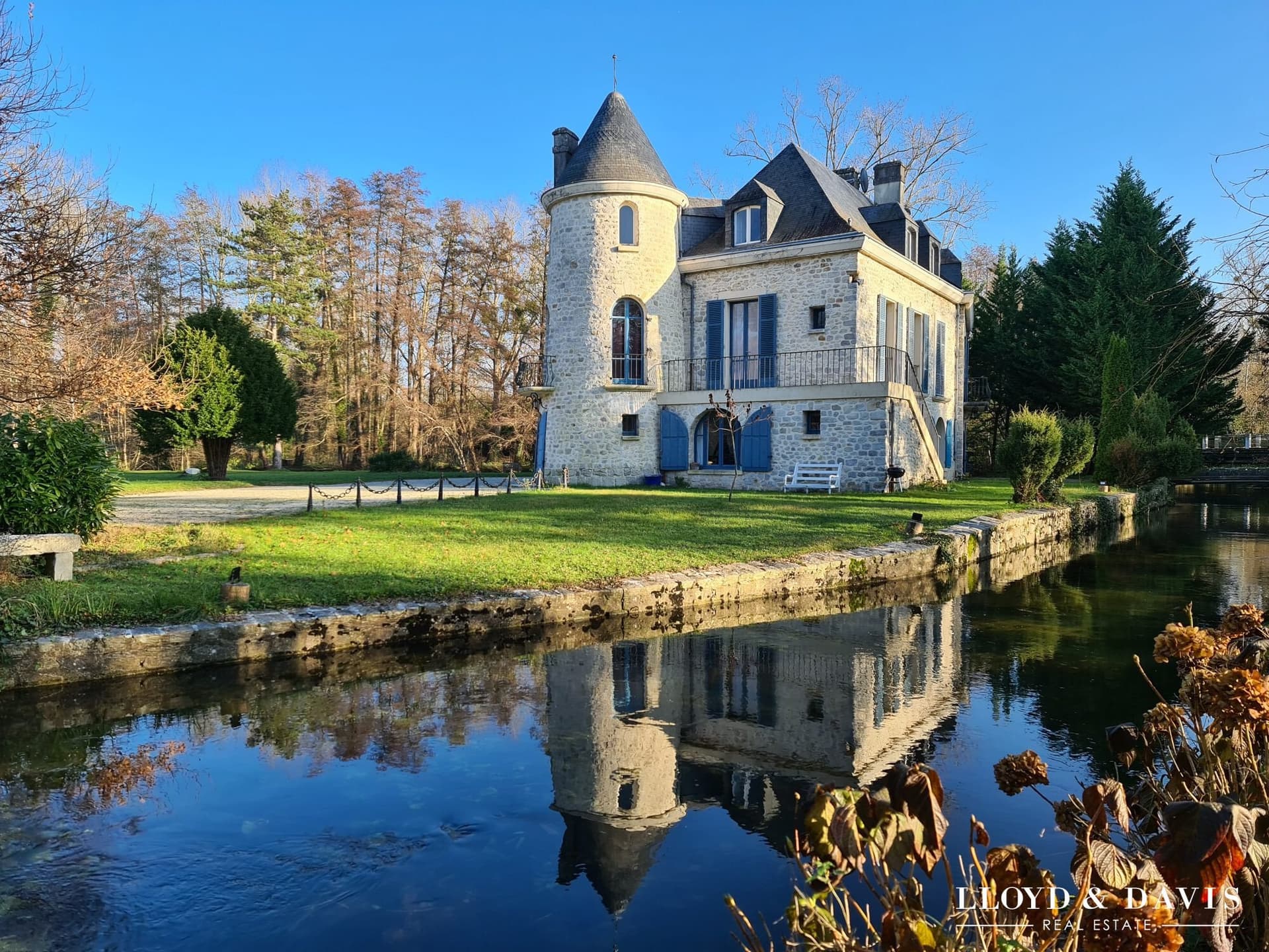 Gironville Sur Essonne Château — Château for sale in Île-de-France, France