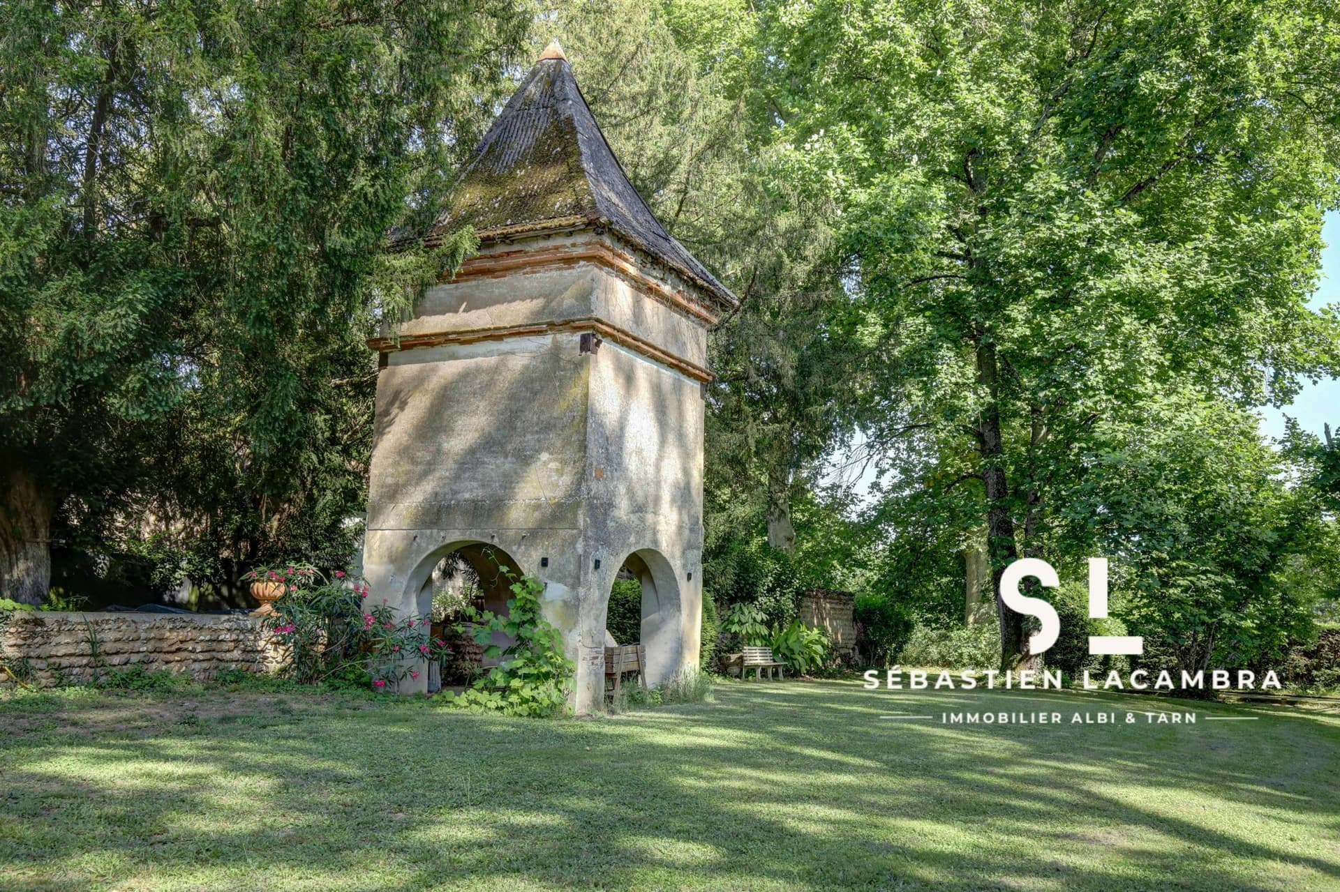 Historic 10 Room Residence 17th Century Chartreuse, 2.9 Ha Park, 220 M² Terrace, Swimming Pool & D 2