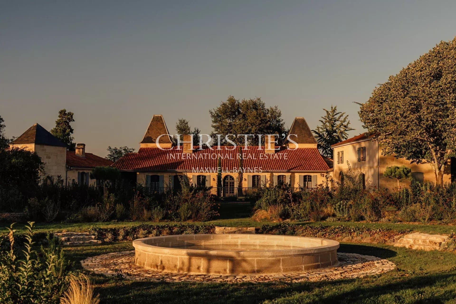 Superb 18th Century Château With C. 12 Ha Of Land — Medieval Castle for sale in Nouvelle-Aquitaine, France