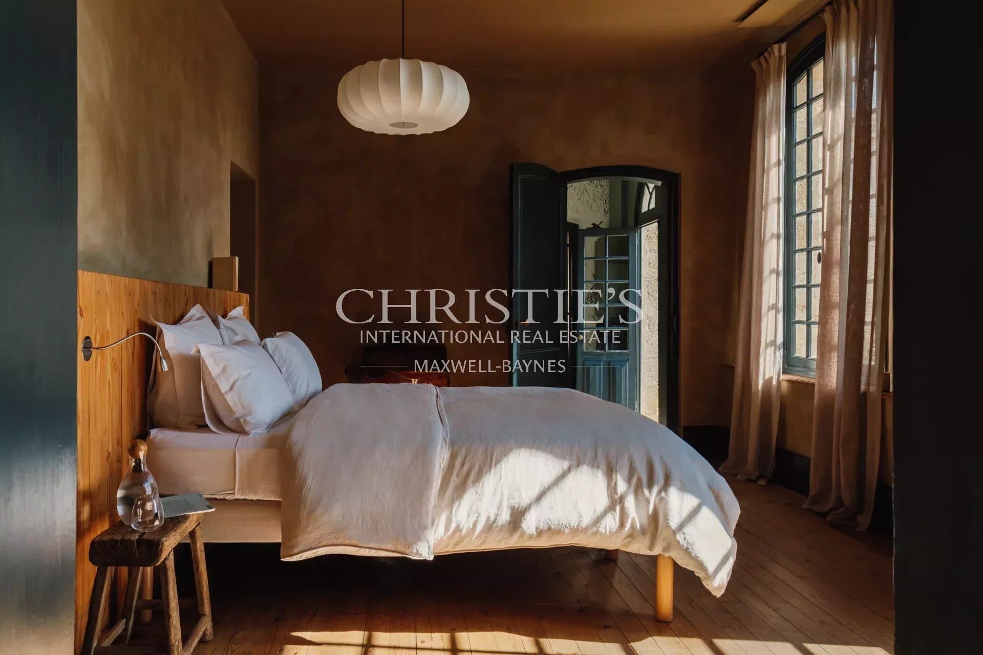 Superb 18th Century Château With C. 12 Ha Of Land 4