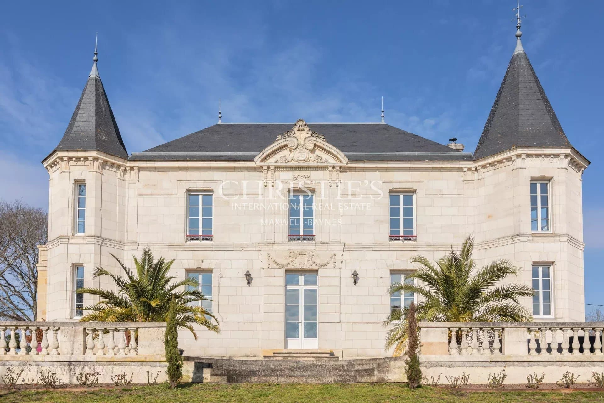 The Elegance Of A Renovated Historic Residence, Between The River And The Vineyards Of Saint émilion — Medieval Castle for sale in Nouvelle-Aquitaine, France