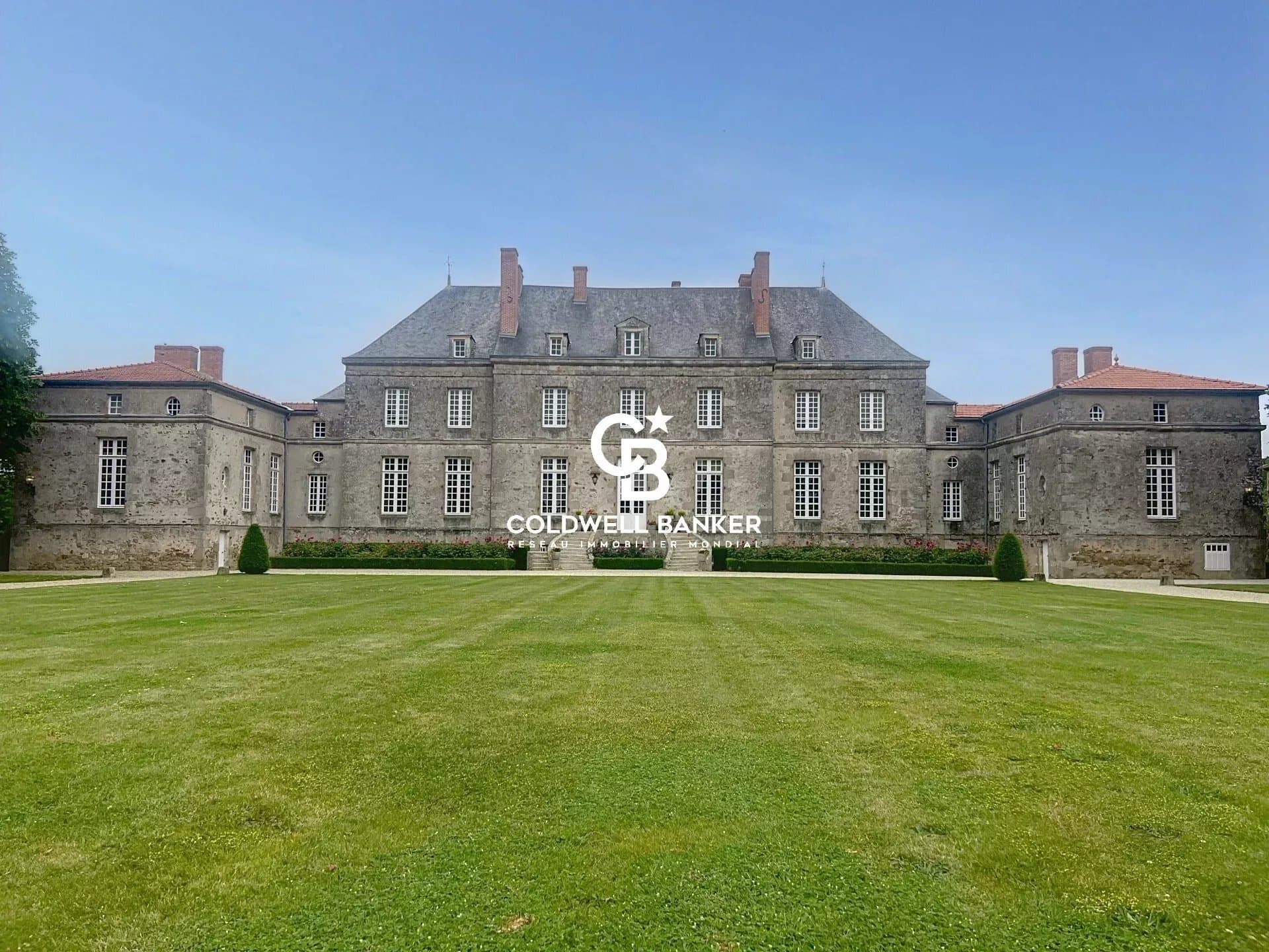 Vendee Montaigu Château On A 42 Hectare Estate — Medieval Castle for sale in Pays de la Loire, France