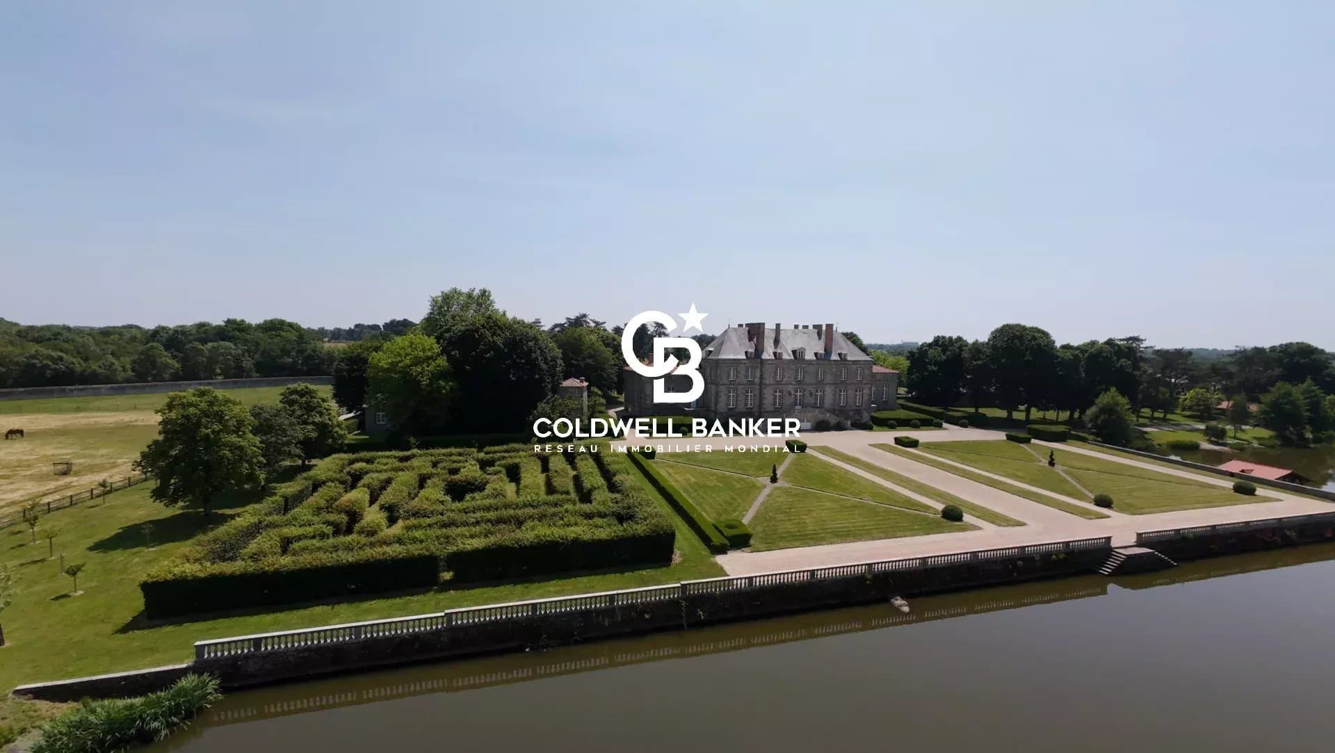 Vendee Montaigu Château On A 42 Hectare Estate 4