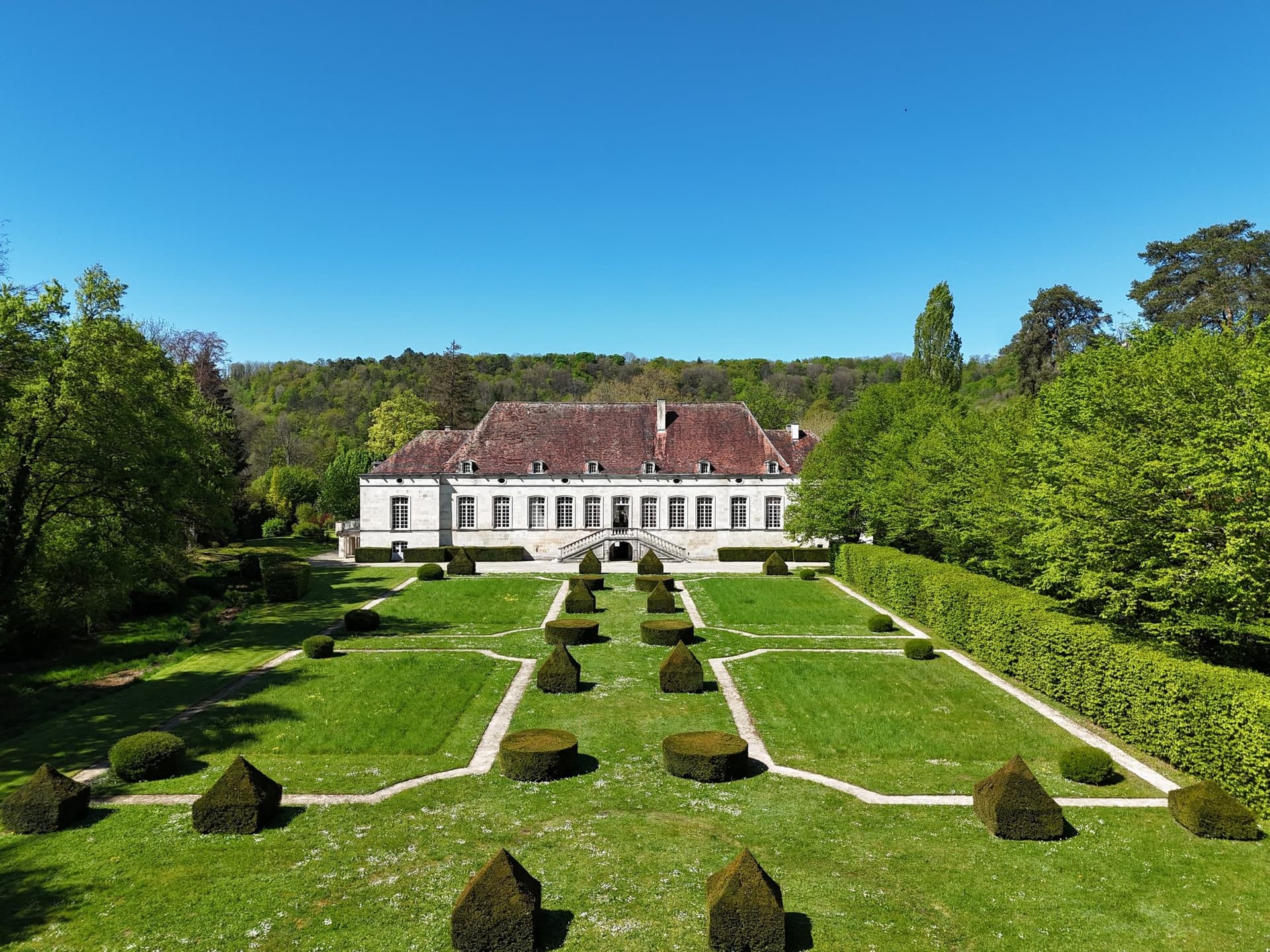 Very Elegant Early 18th Century Château On A Paradise Island In The Middle Of The Marne River 3