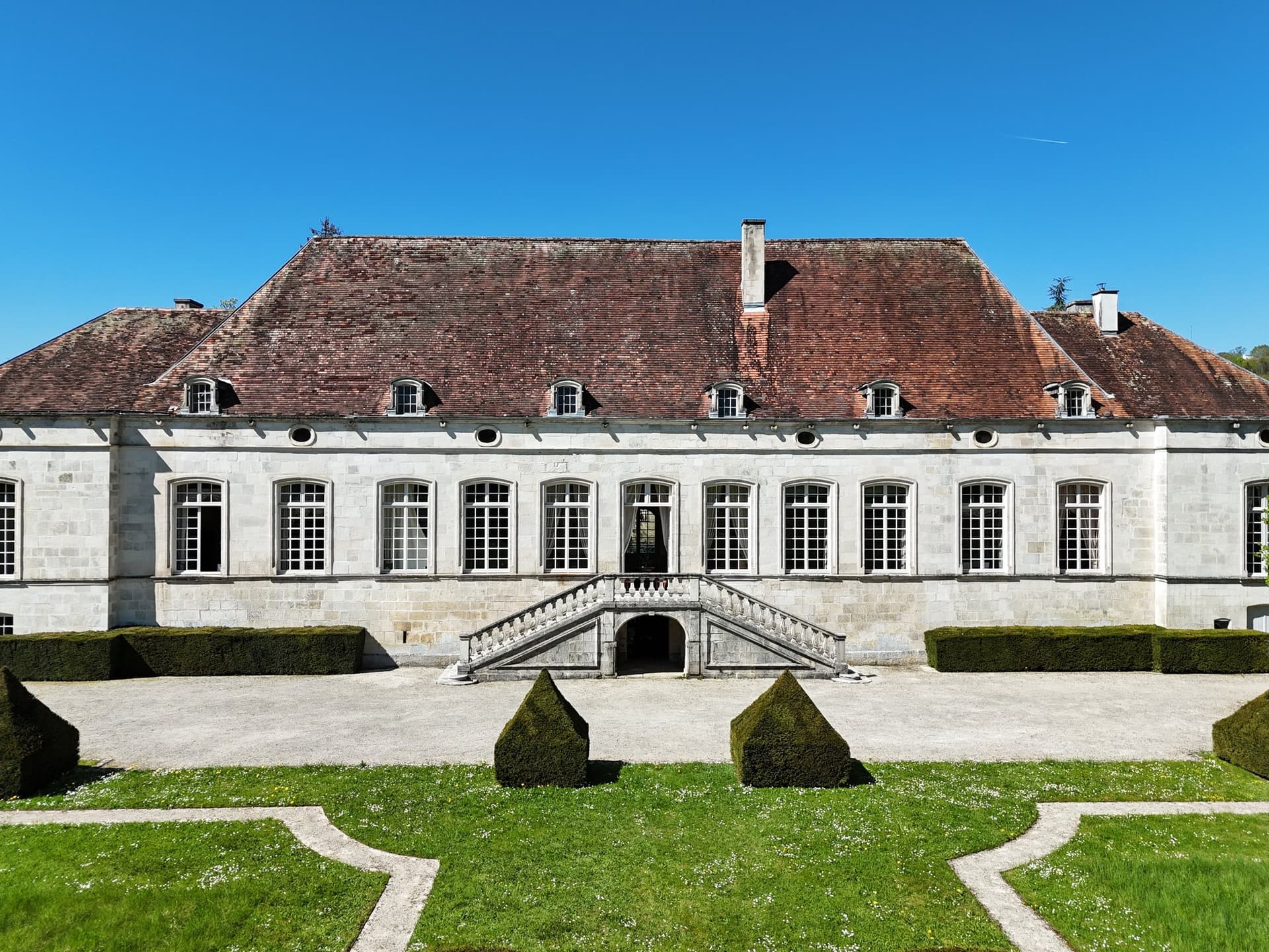 Very Elegant Early 18th Century Château On A Paradise Island In The Middle Of The Marne River — Château for sale in Grand Est, France
