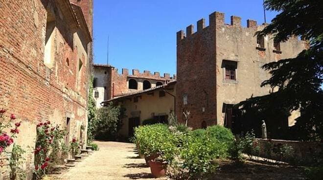 1200's Castle With Country Houses 110 Ha Land — Medieval Castle for sale in Tuscany, Italy