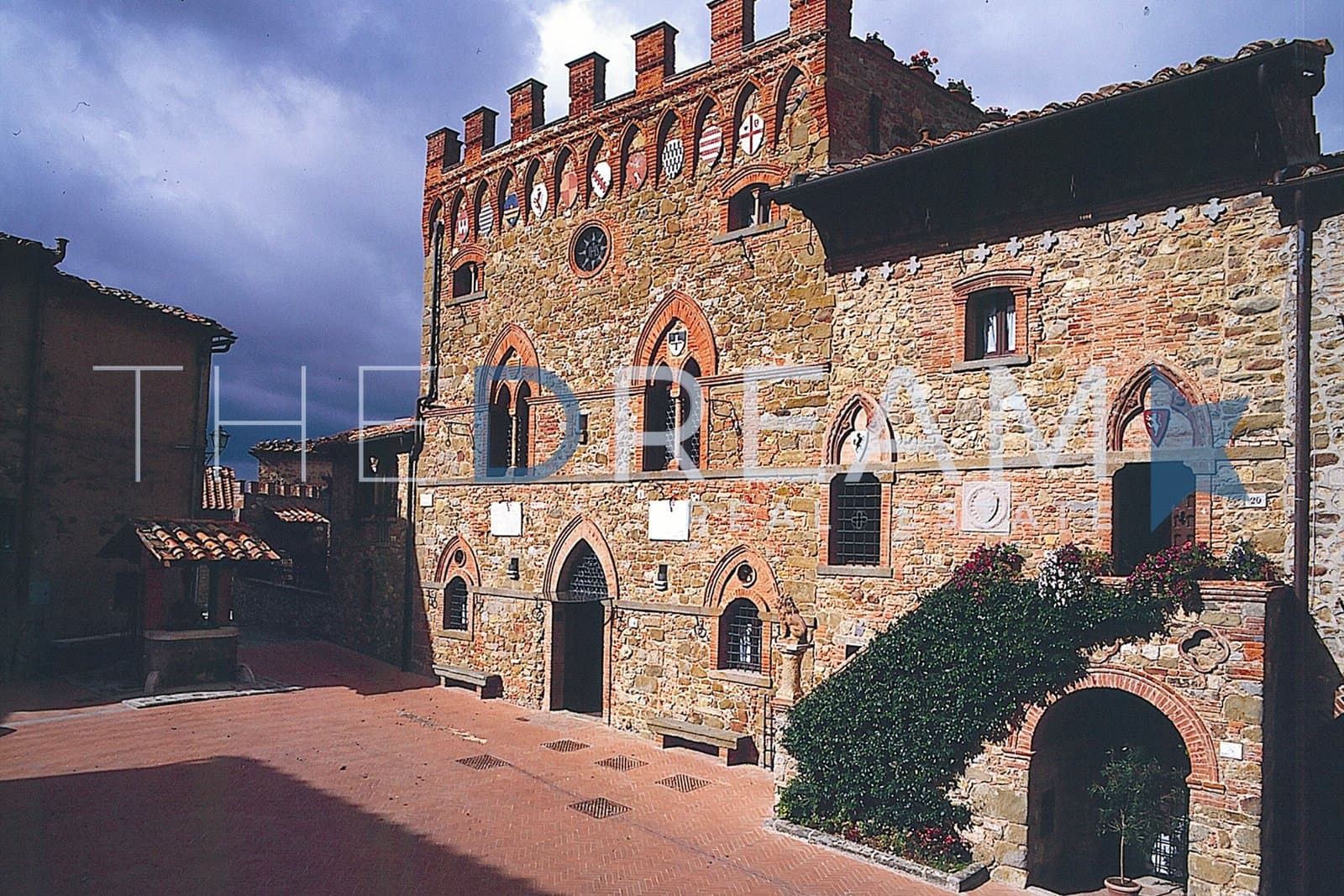 Art's Castle Rises In The Heart Of The Valdambra, On The Top Of A Hill Set Like A Gem. 5