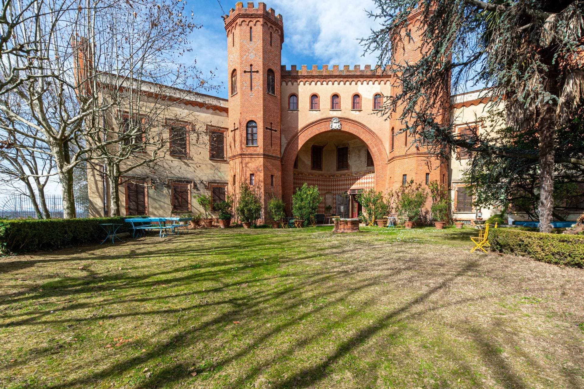 Castello In Vendita A Baldissero D'alba — Medieval Castle for sale in Piedmont, Italy
