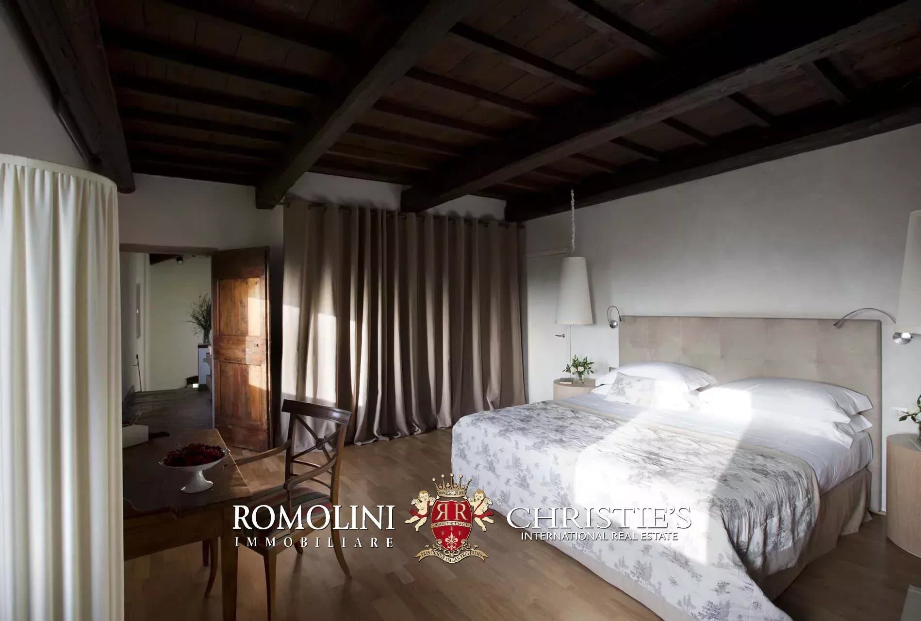 Castle With Views Of The Historic Center Of Florence For Sale 5