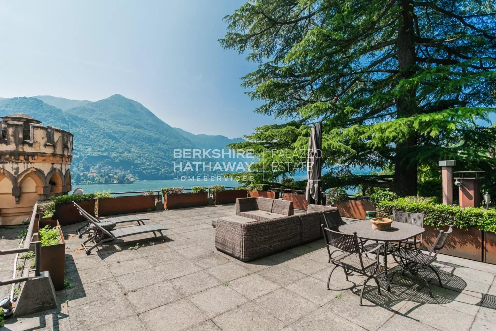 Lake Como Exclusive, Very Rare Lake View Castle With And Boathouse — Medieval Castle for sale in Lombardy, Italy