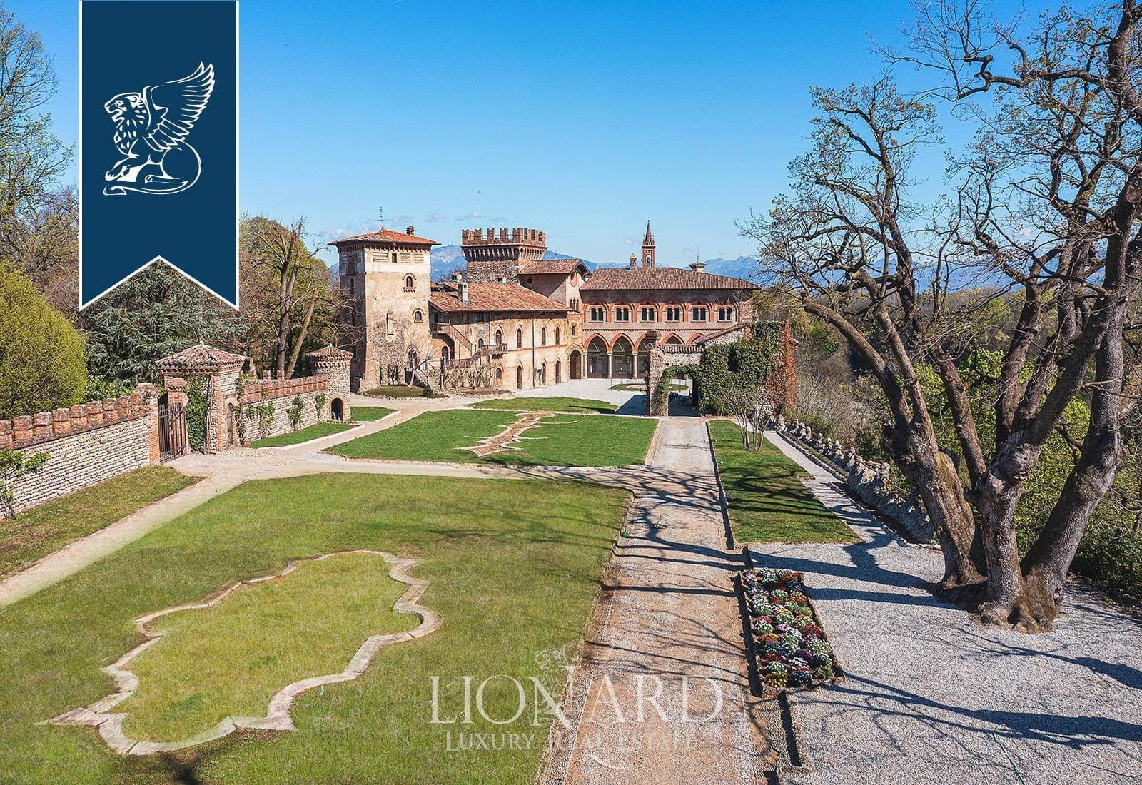 Majestic Medieval Castle For Sale Between Milan And Bergamo — Medieval Castle for sale in Lombardy, Italy