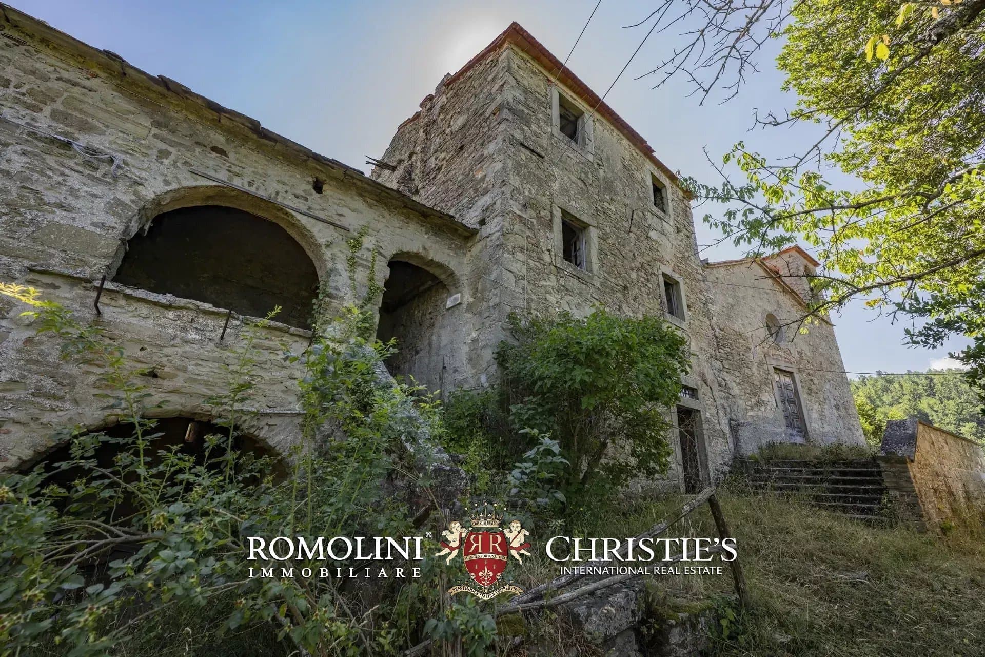 Medieval Castle To Be Restored For Sale In Arezzo, Tuscany — Medieval Castle for sale in Tuscany, Italy