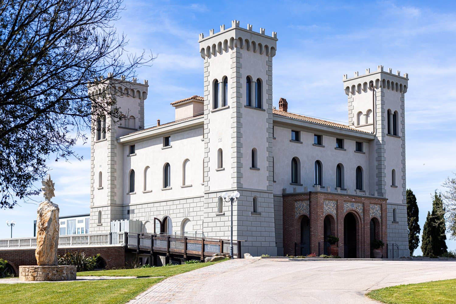 Modern Castle With Vineyard In Tuscany — Medieval Castle for sale in Tuscany, Italy