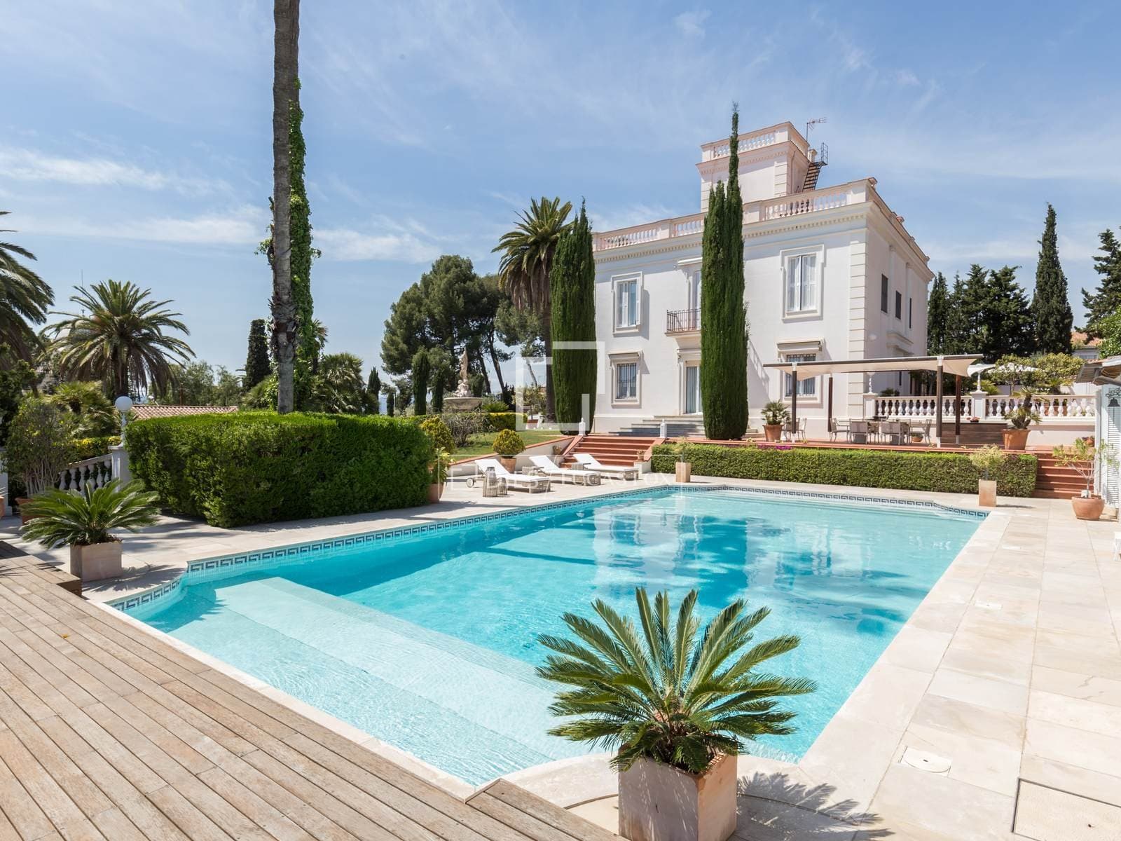 Astonishing 9 Bedroom Villa In 4,000 M² Estate In Sant Just Desvern, Barcelona — Medieval Castle for sale in Catalonia, Spain