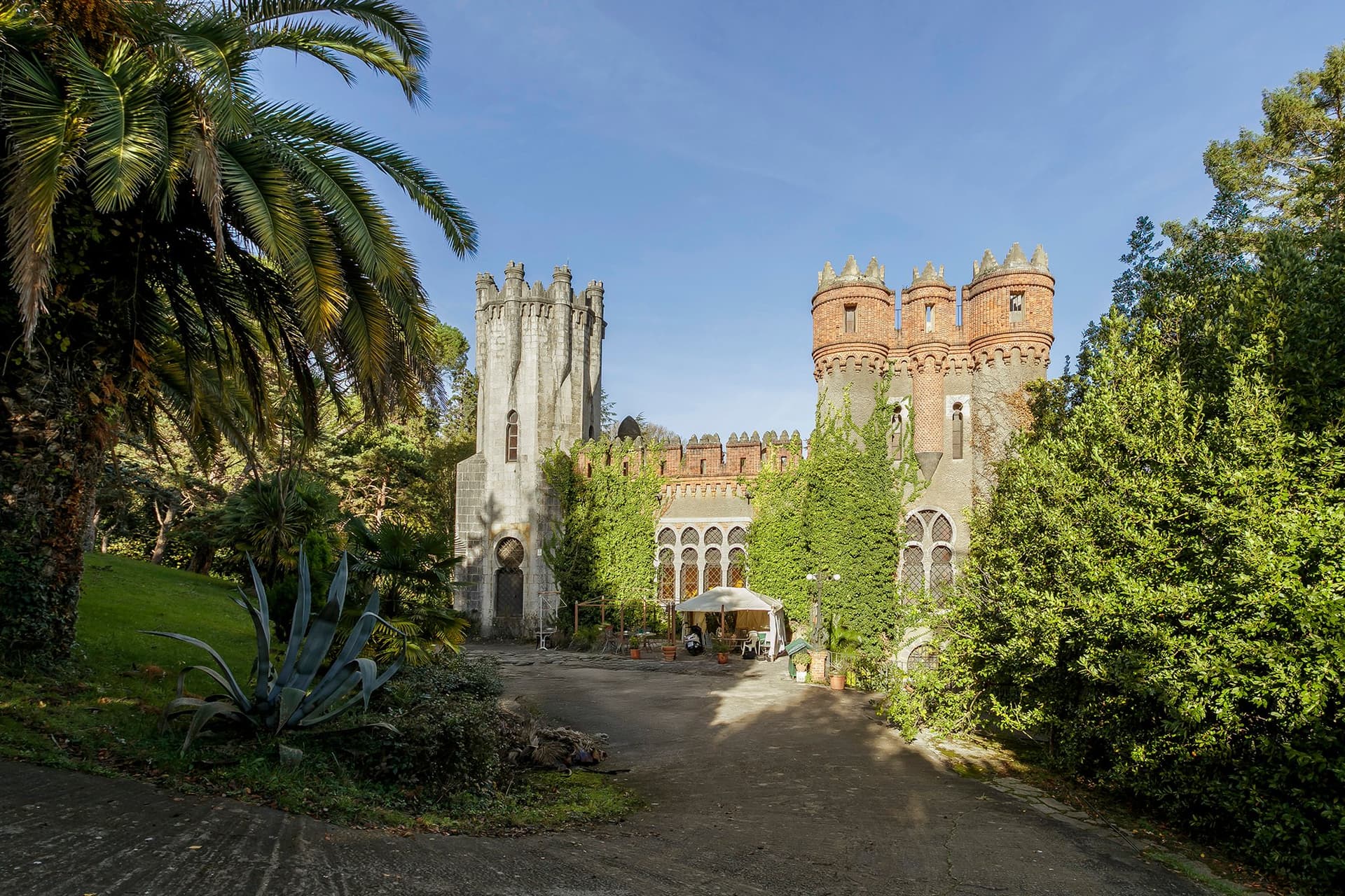 Ocharan Castle – Cultural Heritage Monument — Medieval Castle for sale in Cantabria, Spain