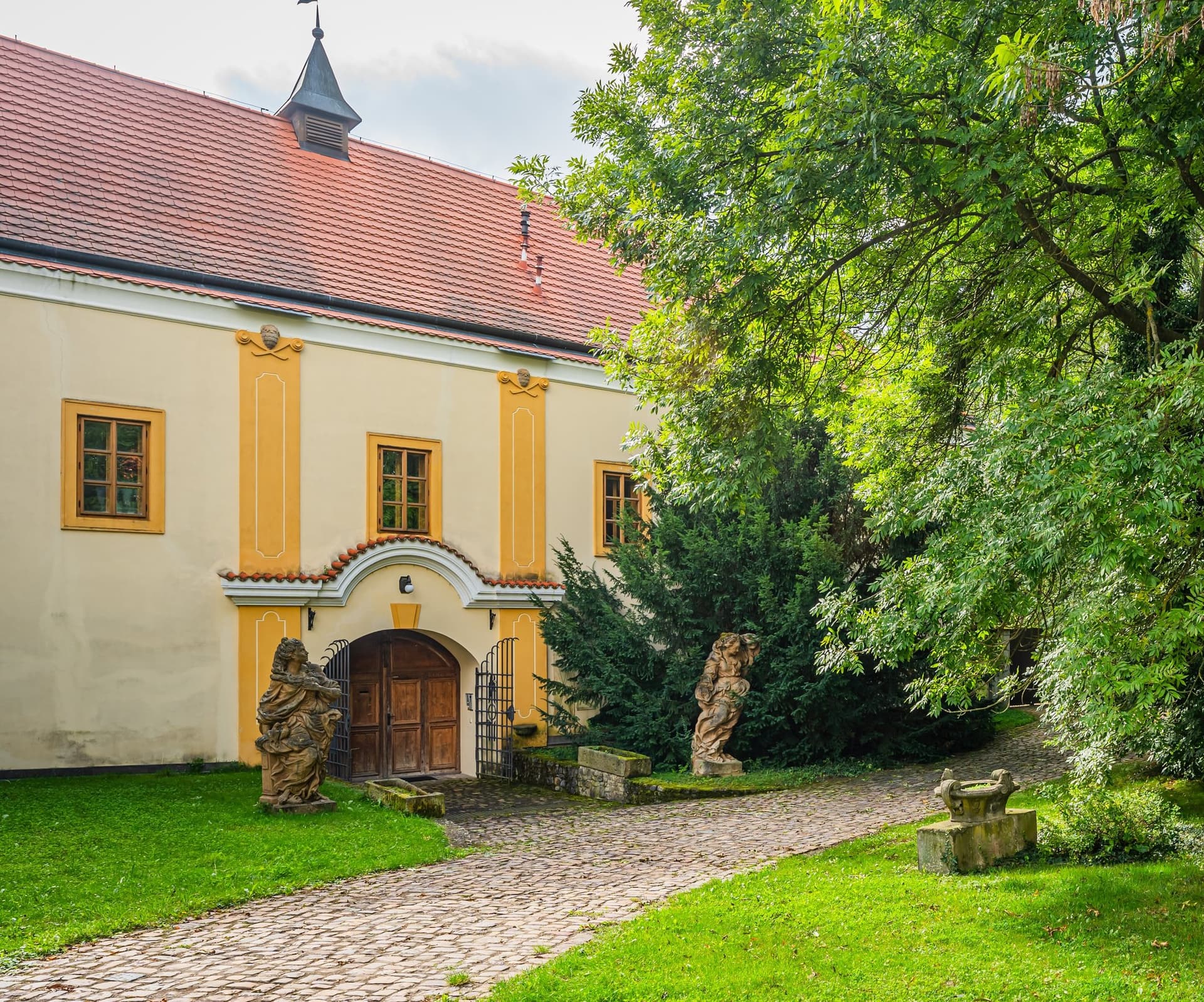 An Extraordinary Historical Building, Třebotov Castle Near Prague — Medieval Castle for sale in Occitanie, France
