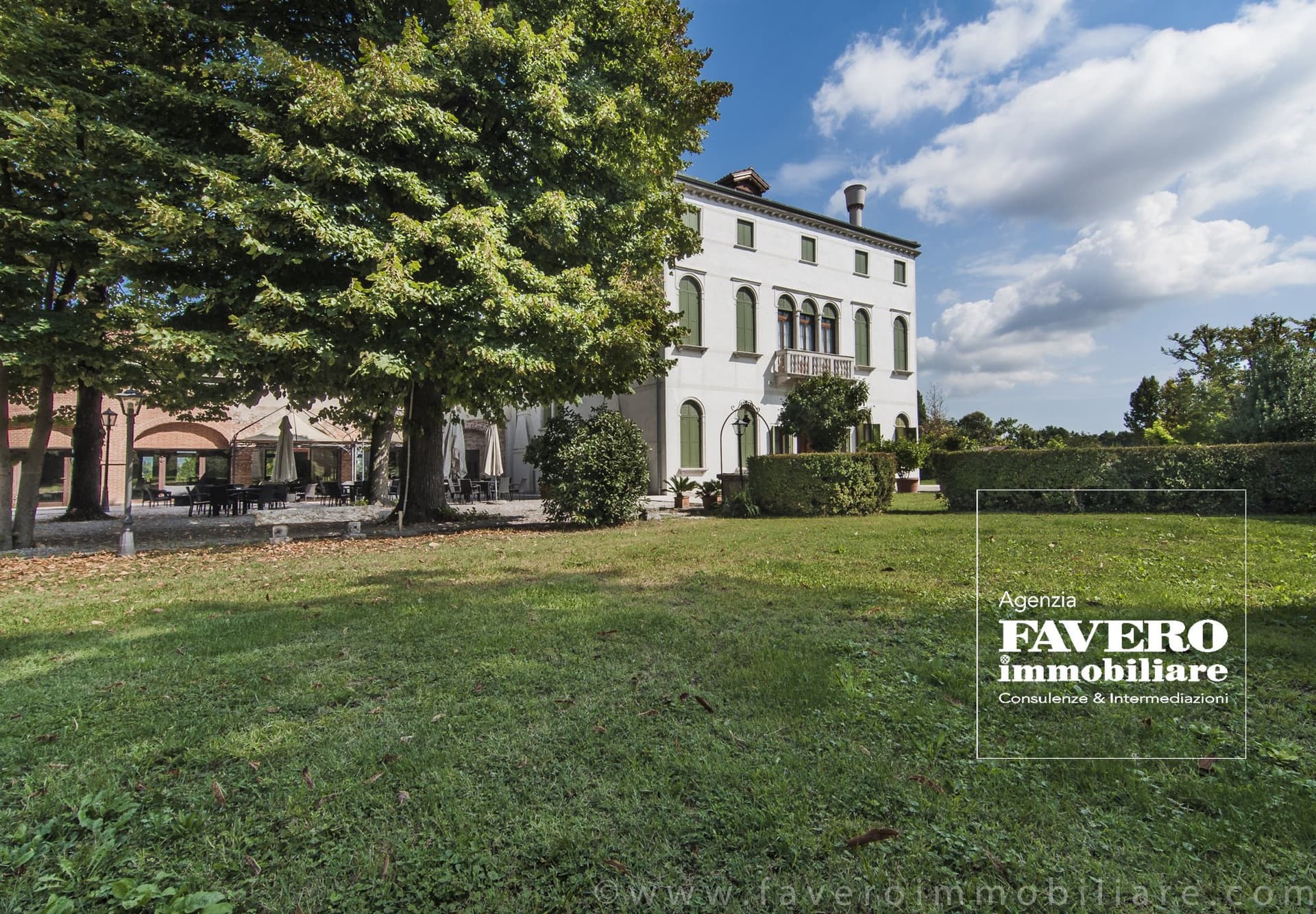 Ancient Venetian Villa Decorated With Magnificent Frescoes. Completely Restored. — Medieval Castle for sale in Veneto, Italy