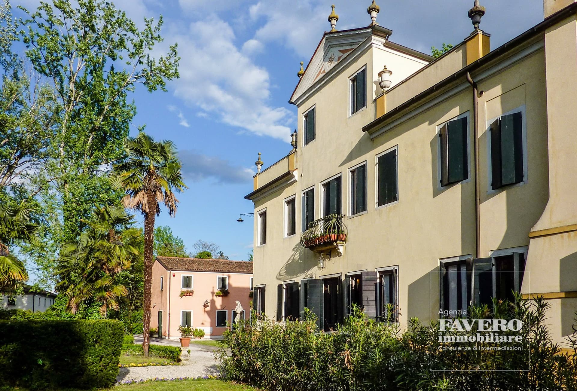 Historic Villa With Depandance And Planted Park