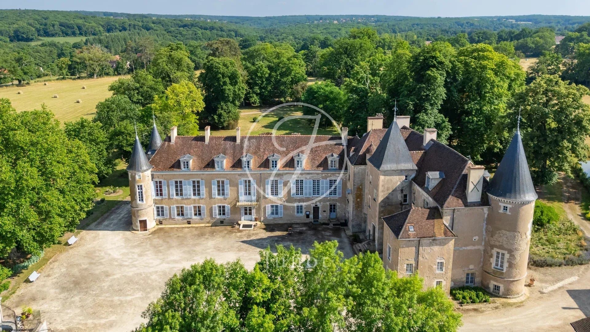 Château Avallon 1500.0 Sqm 25 Bedrooms