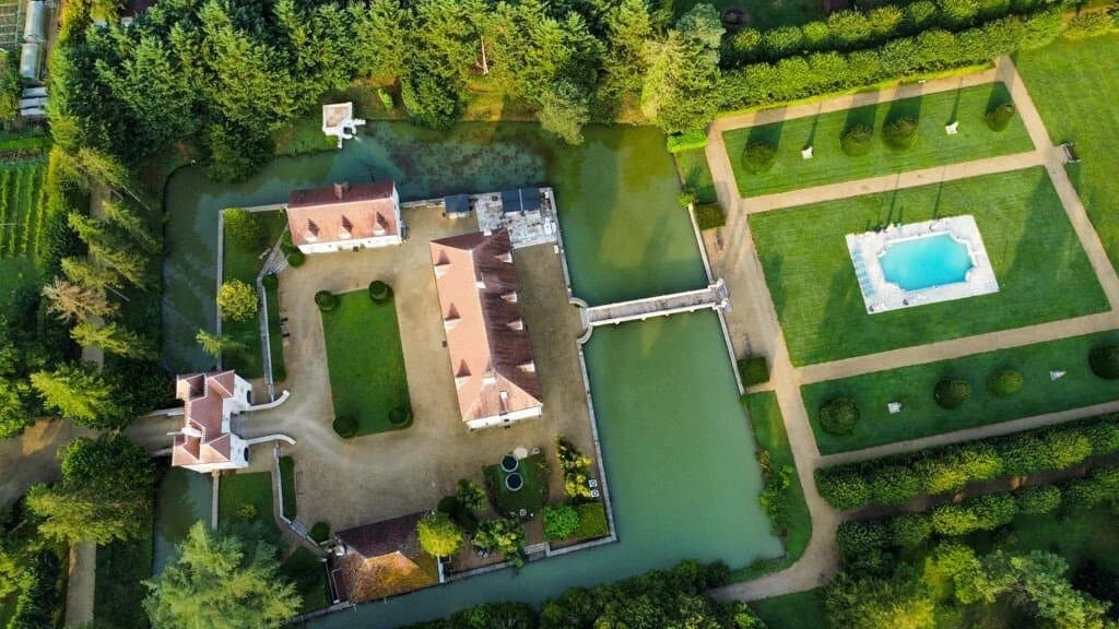Chevannes Château — Château for sale in Burgundy (Bourgogne-Franche-Comté), France