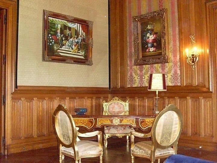 French Castle In Auvergne Rhône Alpes Region — Château for sale in Auvergne-Rhône-Alpes, France