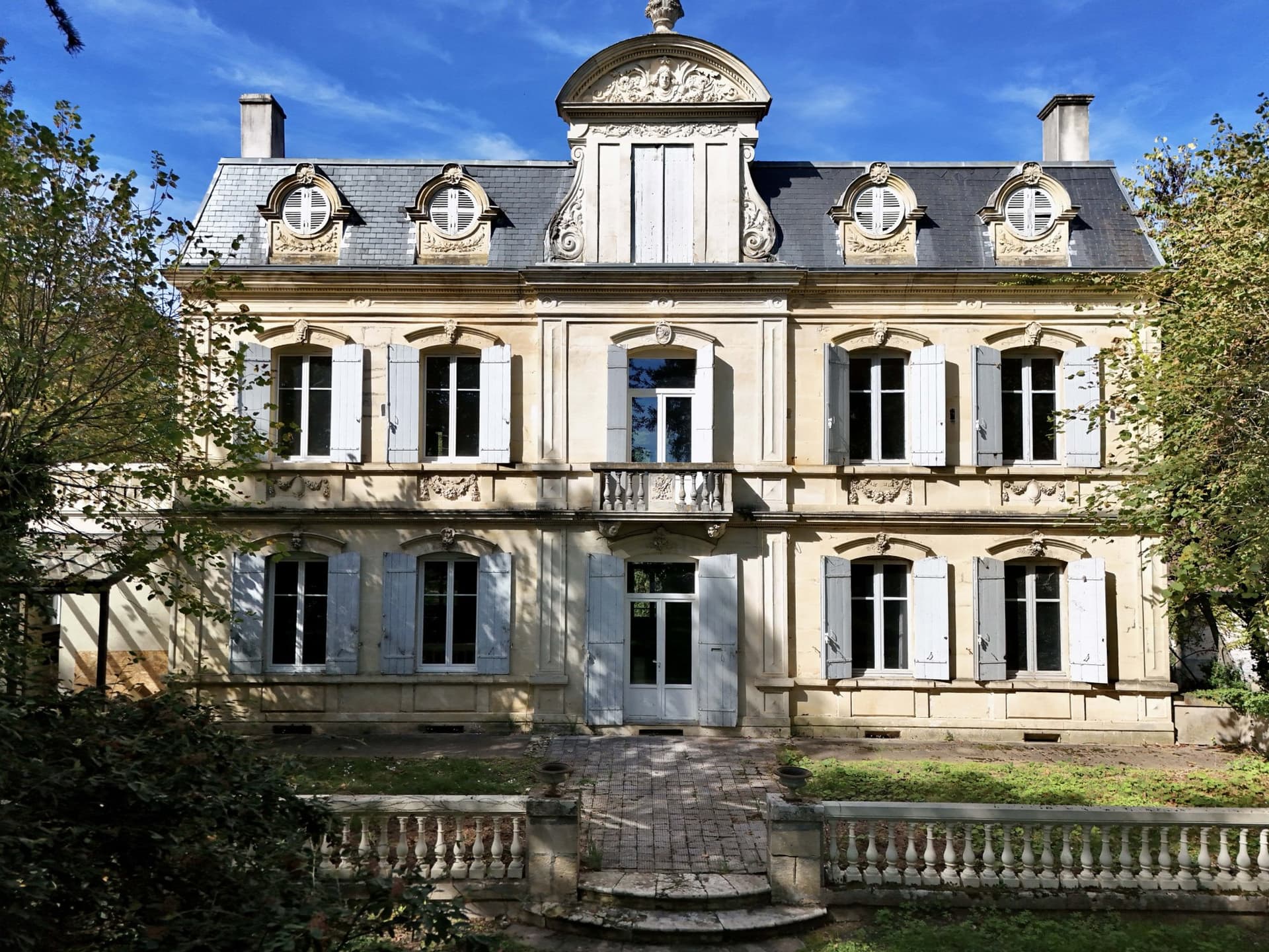 Near Villeneuve Sur Lot Magnificent Riverside Chateau With 6 Bedrooms And 8 Hectares Of Land 2