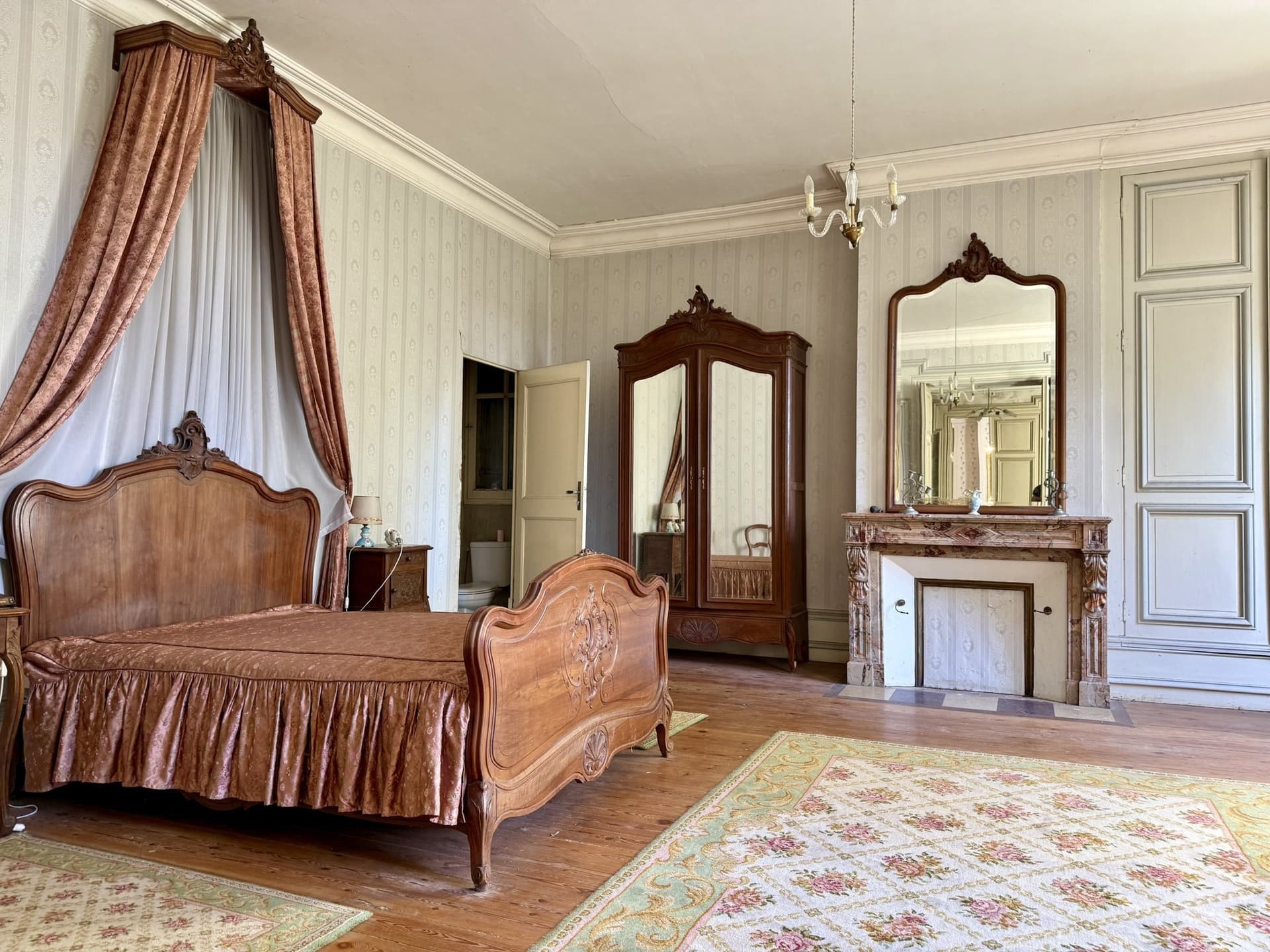 Near Villeneuve Sur Lot Magnificent Riverside Chateau With 6 Bedrooms And 8 Hectares Of Land 5