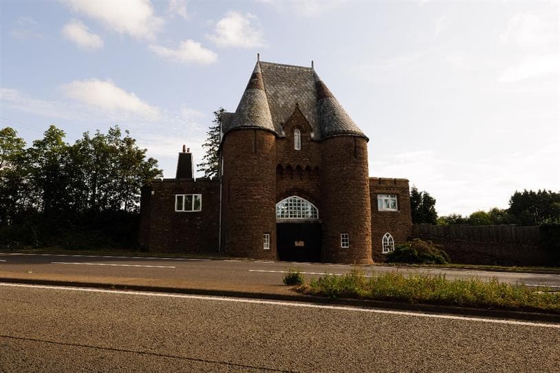 £450k Pencraig, WALES. Neo-Gothic Gatehouse for Sale 4